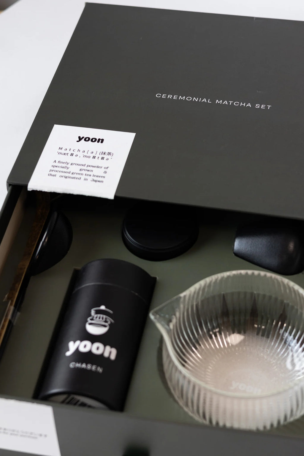 Matcha gift set – bamboe chasen, chashaku en handgemaakte matcha-kom by YOON