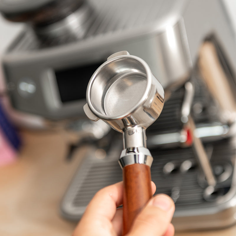 Naked portafilter detail – espresso extractie zichtbaar bottomless portafilter