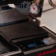 Weegschaal met portafilter – koffie wegen voor perfecte extractie