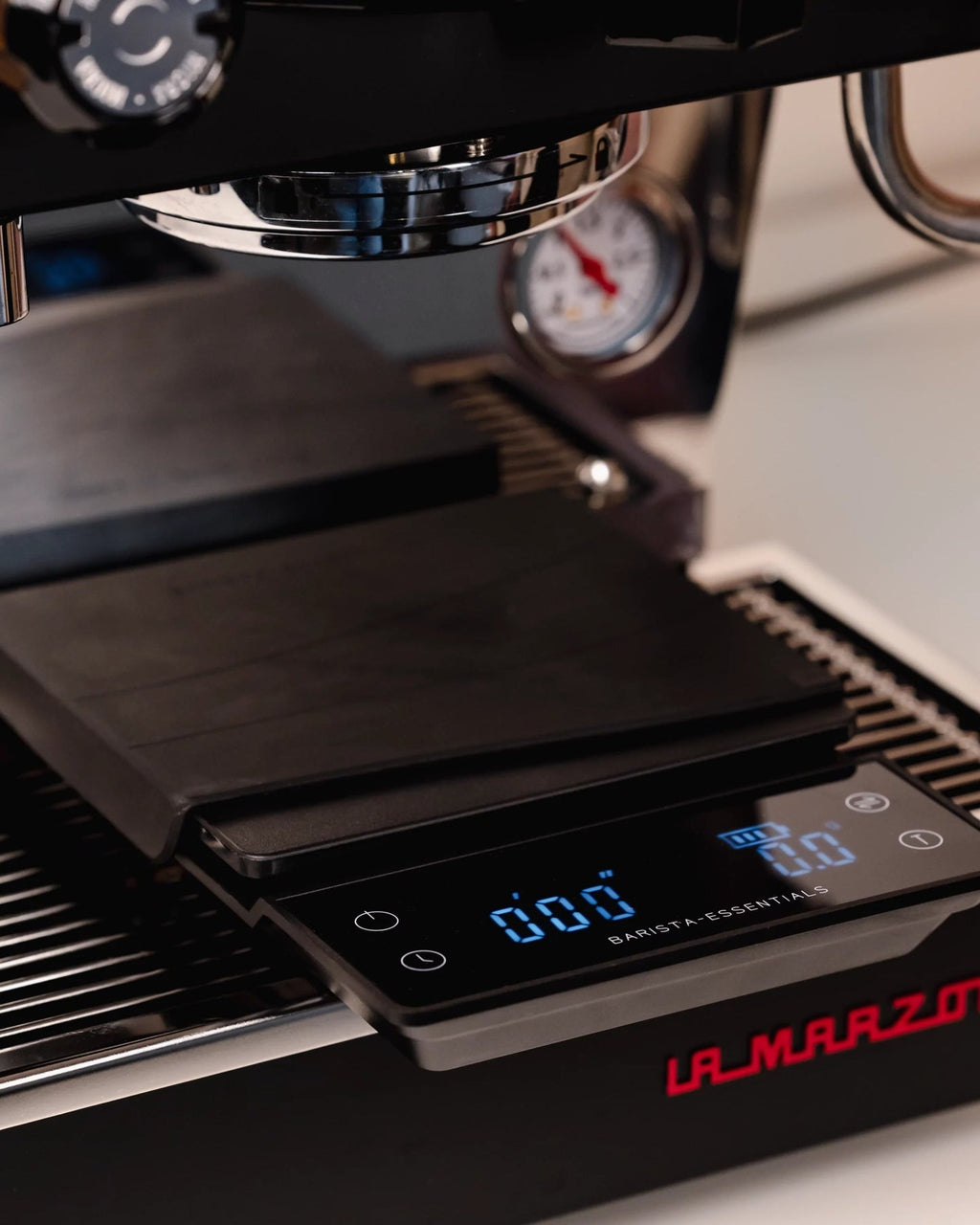 Weegschaal met portafilter – koffie wegen voor perfecte extractie