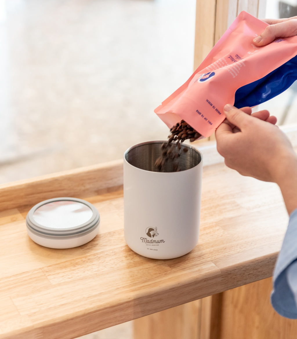 Madmum koffie canister detail – UV-bescherming en versheidsklep