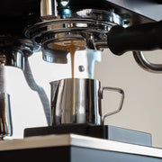 Espresso kannetje gebruik – melk stomen en schenken barista Madmum
