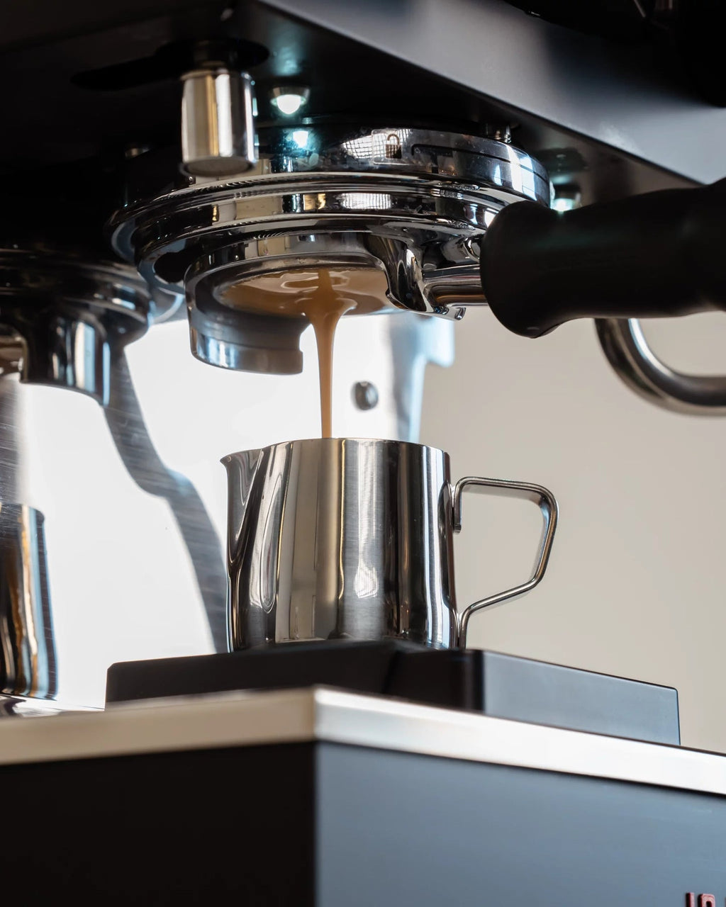 Espresso kannetje gebruik – melk stomen en schenken barista Madmum