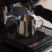 Espresso kannetje bovenaanzicht – precies schenken voor latte art Madmum
