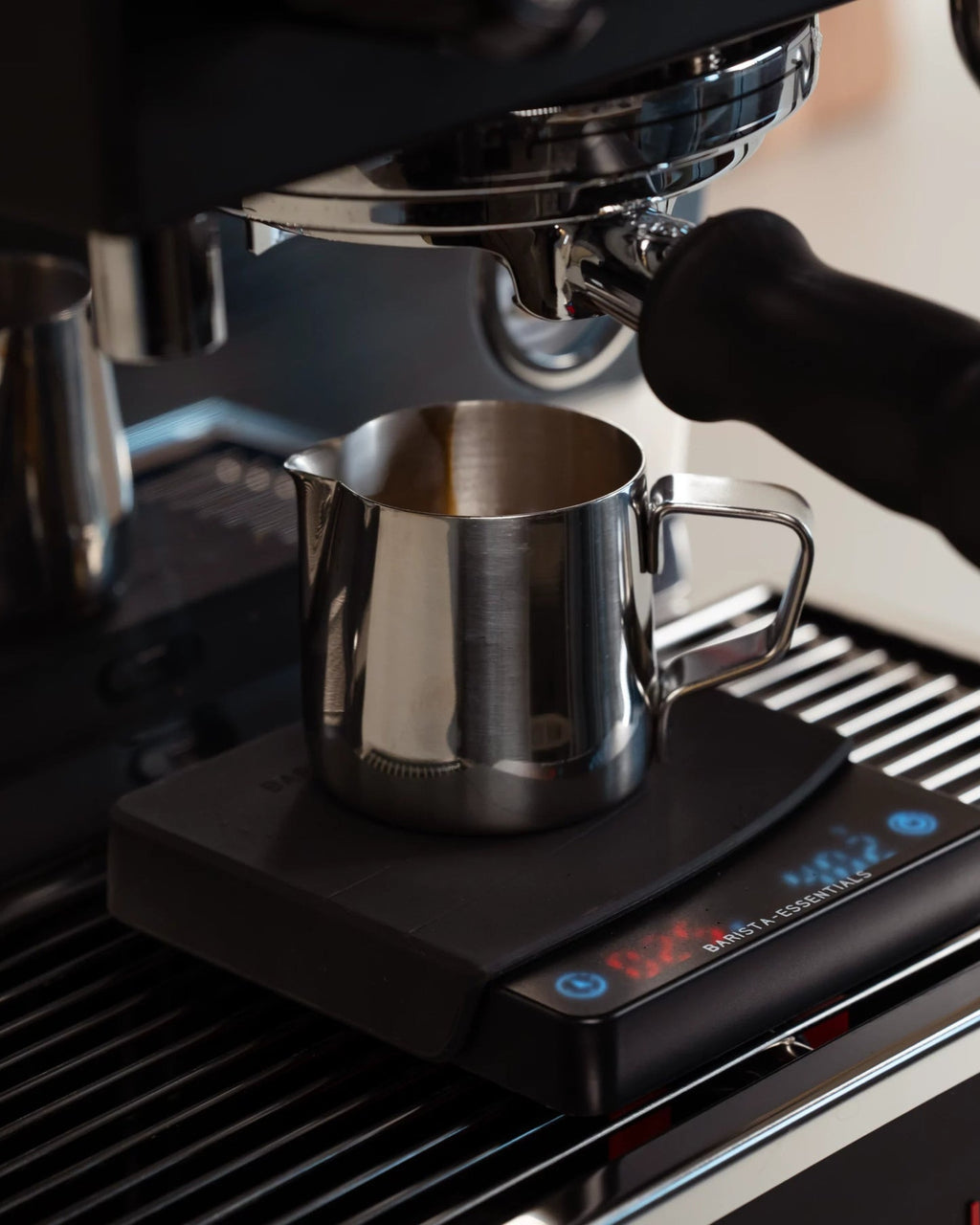 Espresso kannetje bovenaanzicht – precies schenken voor latte art Madmum