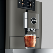 Jura X10 zijaanzicht – luxe koffieautomaat met touchscreen Madmum