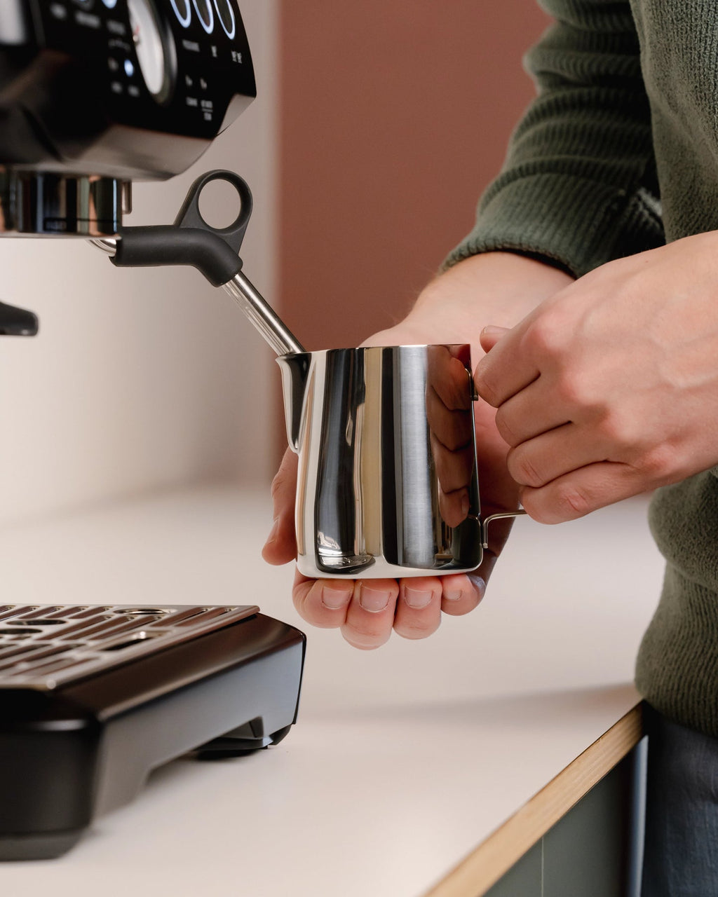 Melk kannetje bovenaanzicht – precies inschenken voor latte art Madmum