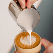 Melk kannetje detail – roestvrij staal melkkan voor cappuccino barista