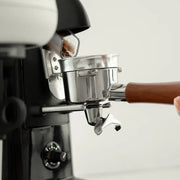 Dosing Ring gebruik – koffiemeel opvangen bij malen espresso Madmum